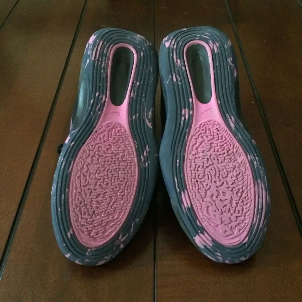 Nike kids isofly 5.5 big kid black and pink